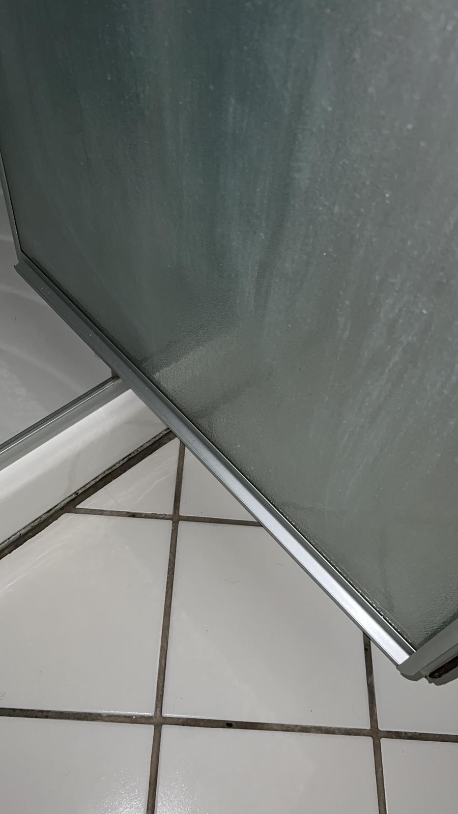 Paroi de douche et joints après nettoyage