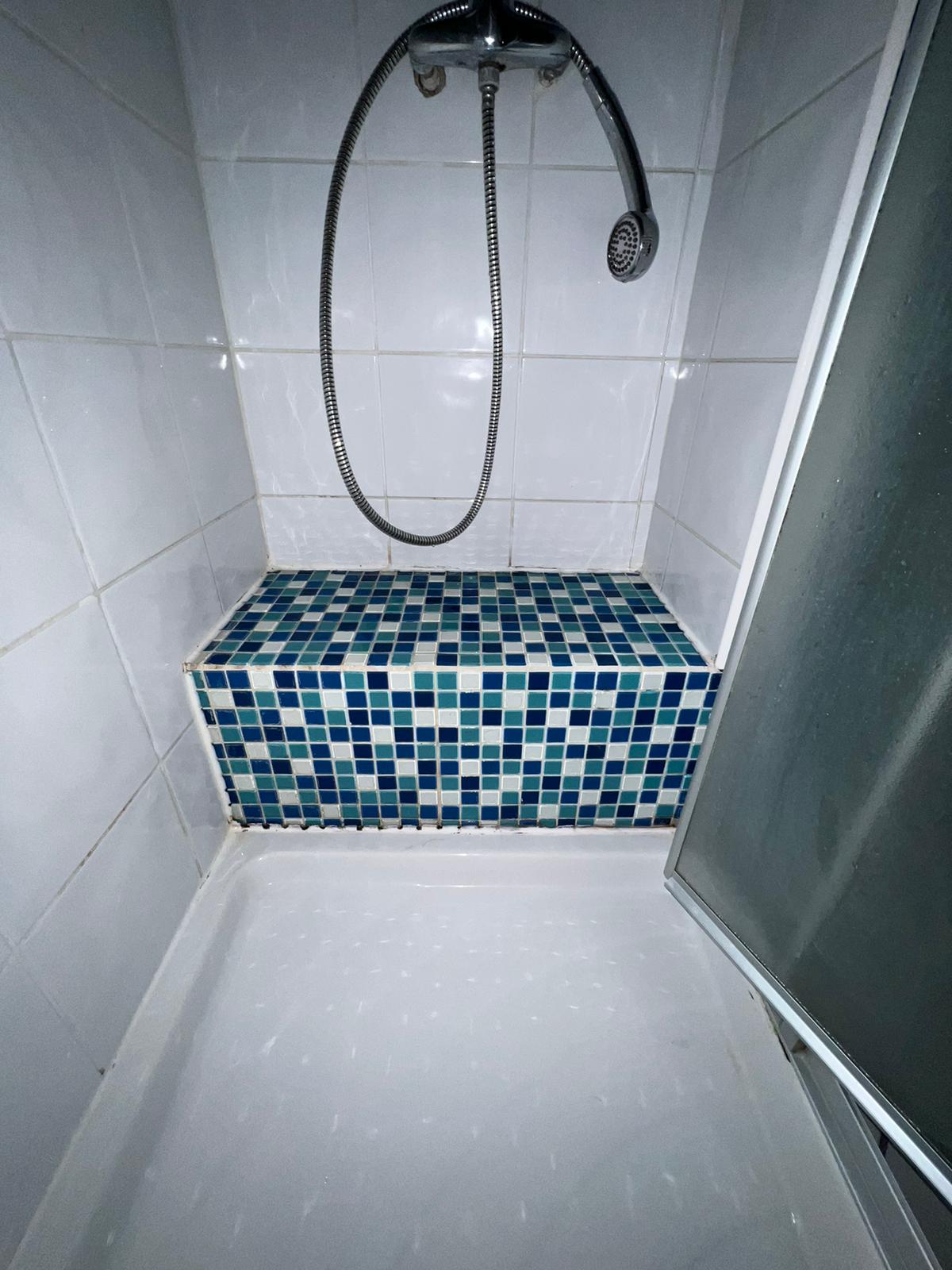 Douche à mosaïque après nettoyage
