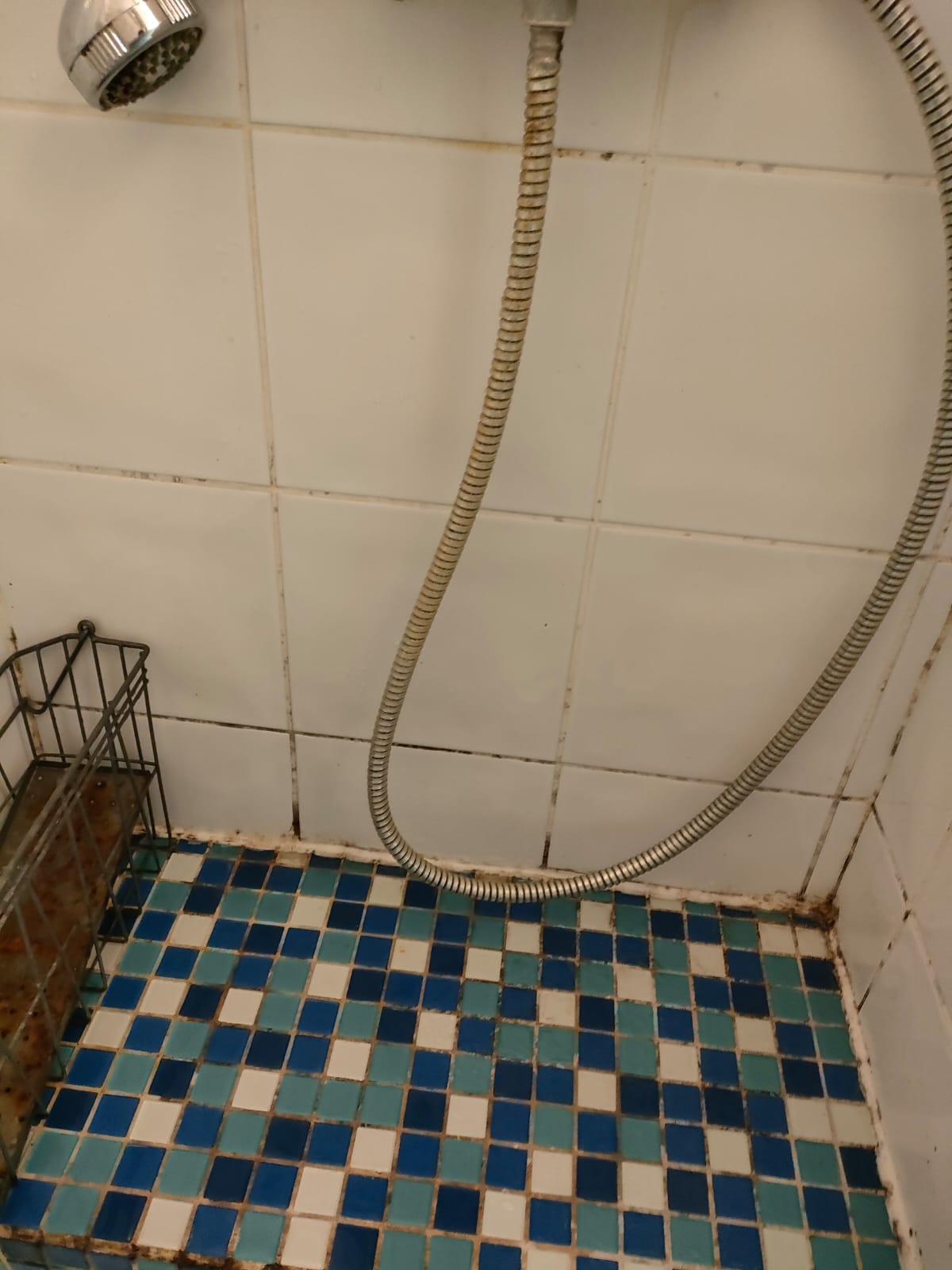 Douche à mosaïque avant nettoyage